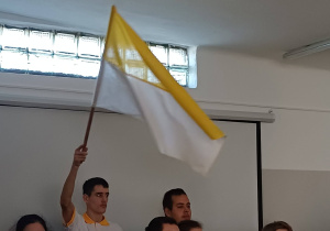 Występ chóru - biało-żółta flaga