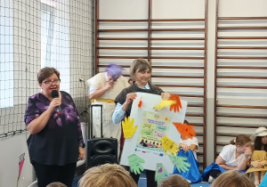 Zadanie warsztatowe podczas wizyty w szkole - panie prezentują plakat kampanii.