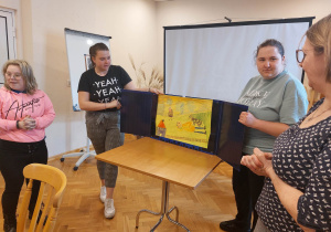 Prezentacja powstałych prac plastycznych na forum z jednoczesnym opowiadaniem fragmentu opowiadania.