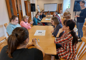 Praca w grupach z paniami bibliotekarkami.