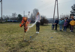 Uczniowie obserwują płonącą Marzannę.