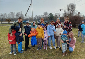 Uczniowie i nauczyciele pozują do zdjęcia z Marzanną.