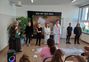 Dyrektor szkoły przemawia podczas uroczystości
