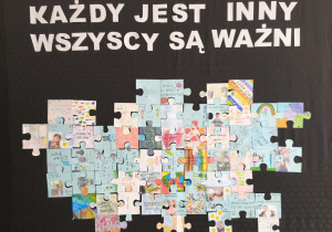 Dekoracja z okazji Światowego Dnia Świadomości Autyzmy - puzzle wykonanie przez uczniów SOSW i napis "Każdy jest inny, wszyscy są ważni"