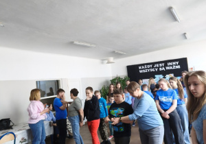 Uczniowie biorą udział w konkurencjach sportowych
