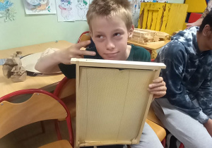 Kuba samodzielnie buduję ramkę z węzą.
