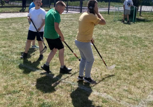 Uczniowie grają w hokeja.