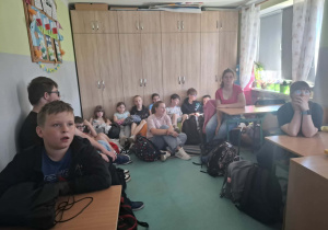 Uczniowie słuchają prelekcji.
