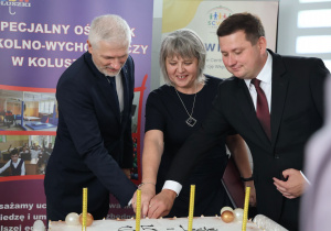Pani Dyrektor kroi jubileuszowy tort z panem Starostą i Kuratorem Oświaty.